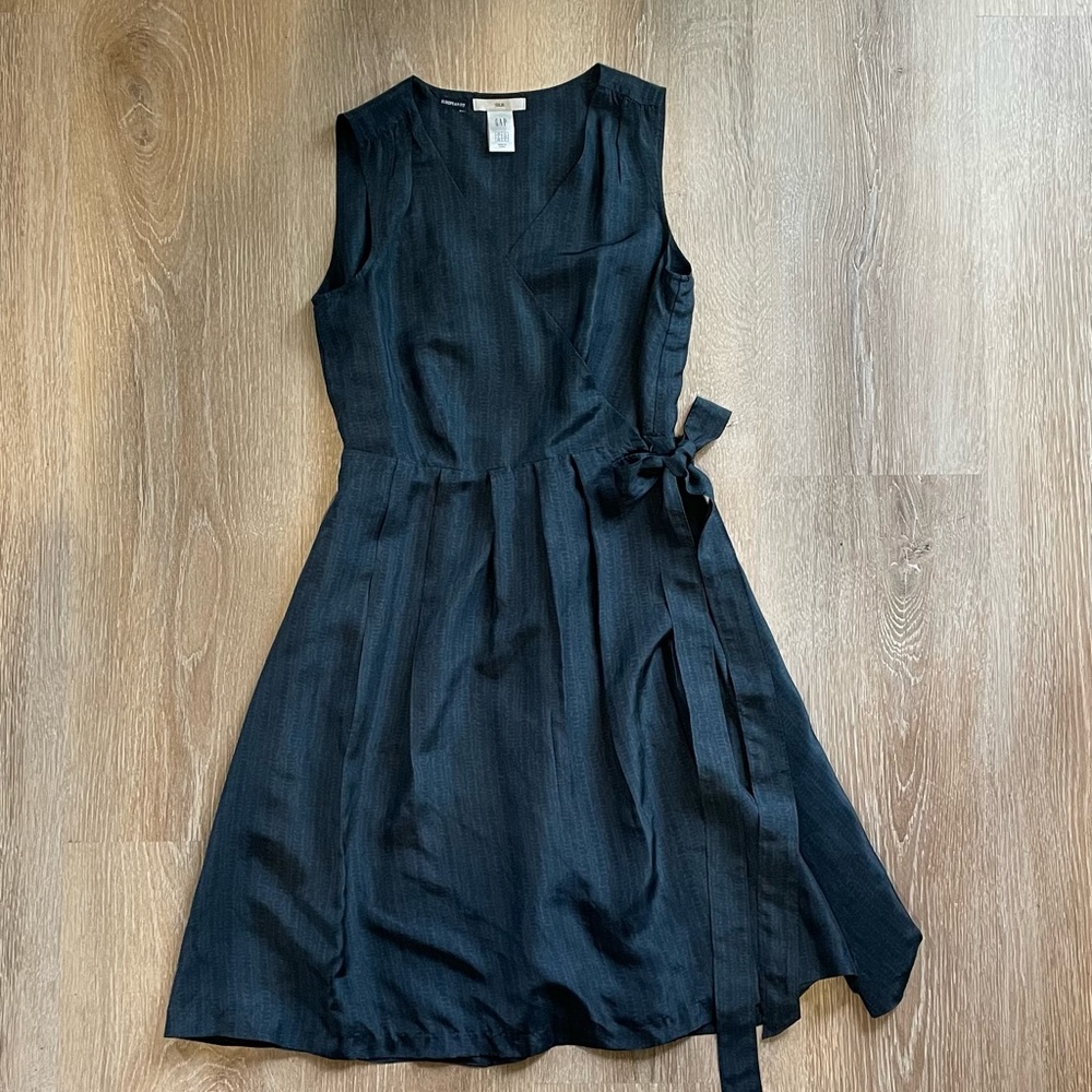 Gap silk v-neck sleeveless wrap dress size 2